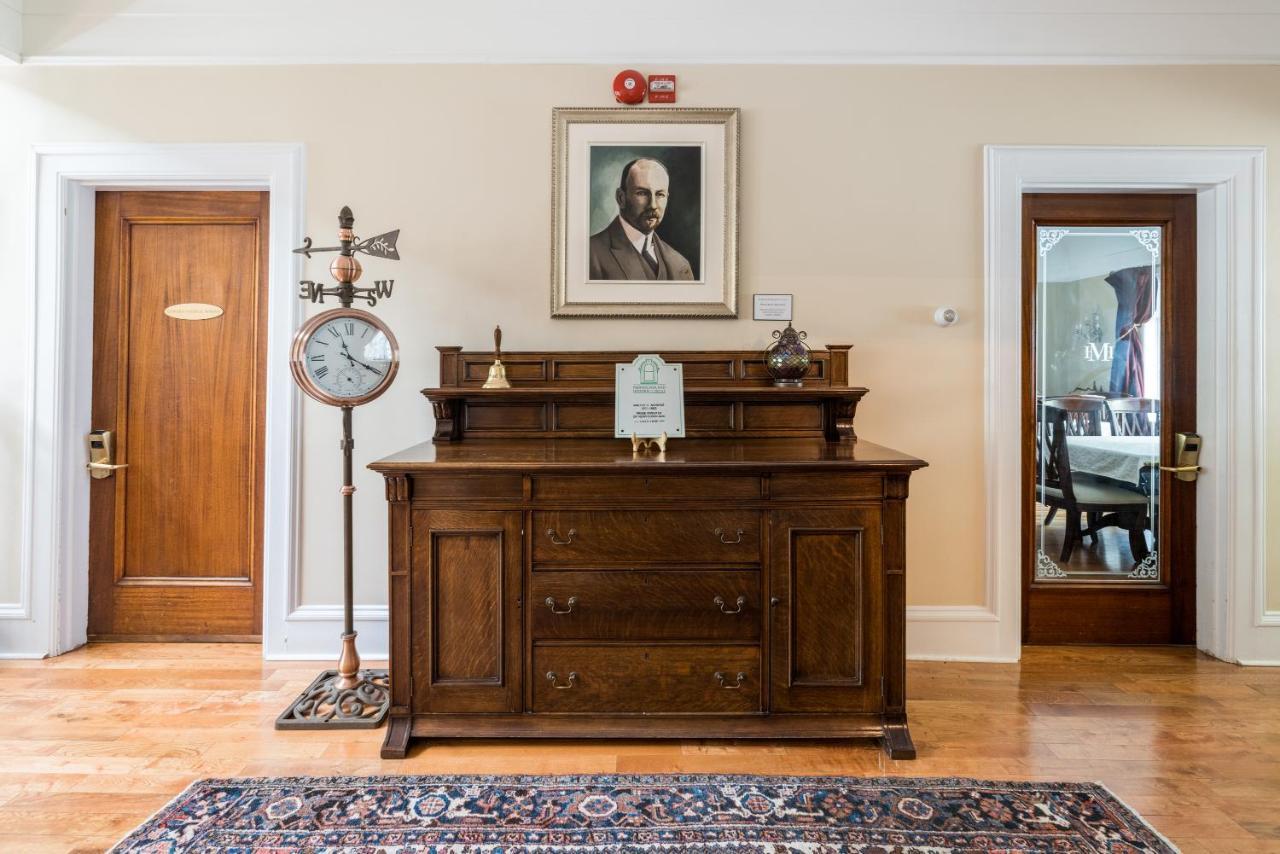 Monroe House Executive Guest Suites Сент Джонс Екстериор снимка